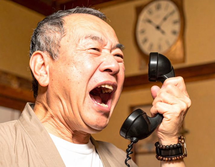 ものすごく激昂して電話してる義父
