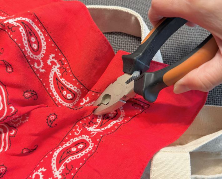 カバンの口を磁石で開閉 マグネットボタン