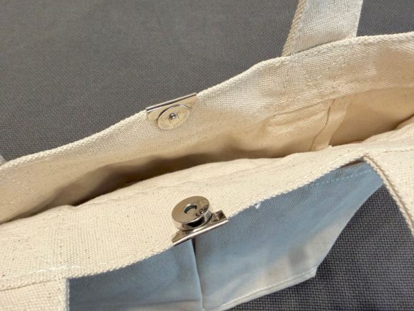 カバンの口を磁石で開閉 マグネットボタン