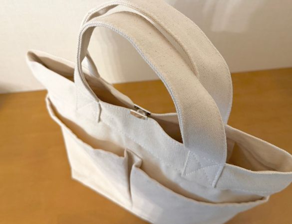 カバンの口を磁石で開閉 マグネットボタン