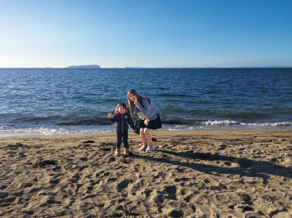 優里と結愛ちゃん。地元・香川県の海にて