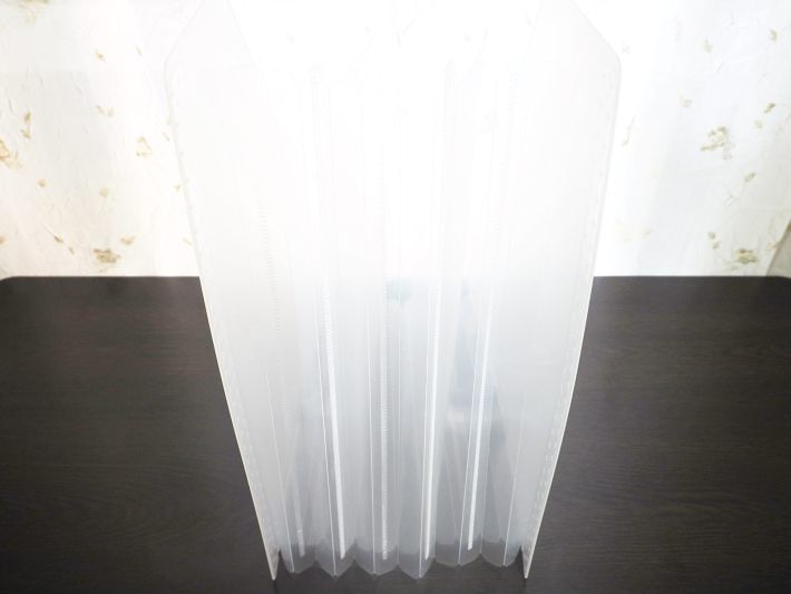 広げると自立する様子