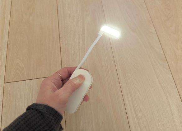 3COINS「コンパクトLEDブックライト」