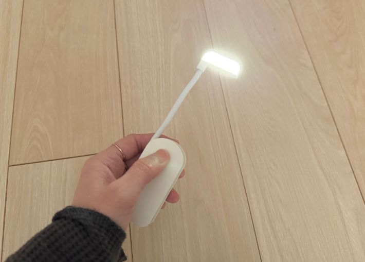 3COINS「コンパクトLEDブックライト」