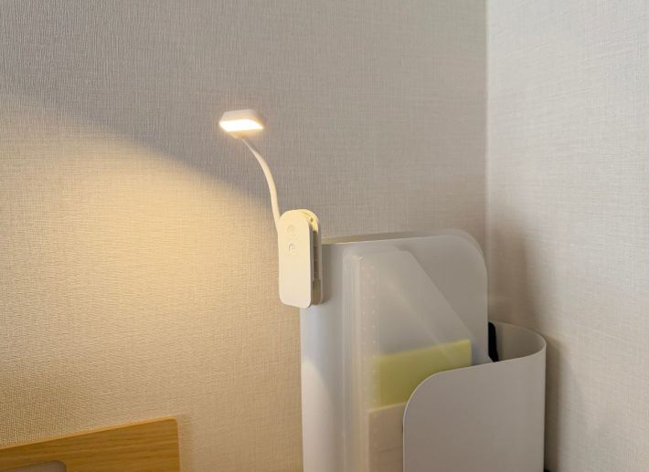 3COINS「コンパクトLEDブックライト」