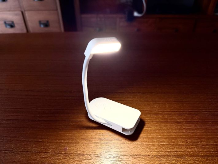 3COINS「コンパクトLEDブックライト」