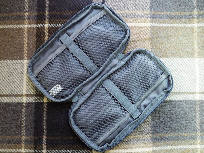 大きく開けることができるポーチ