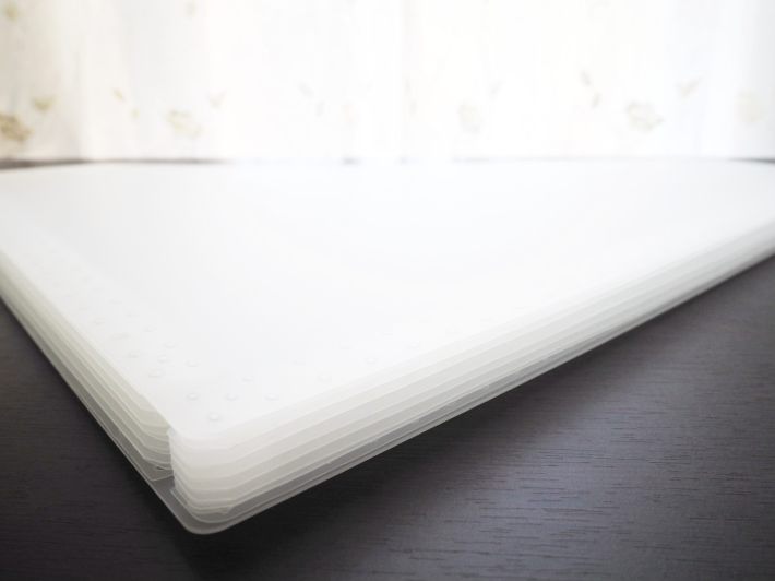 見た目は薄いファイル