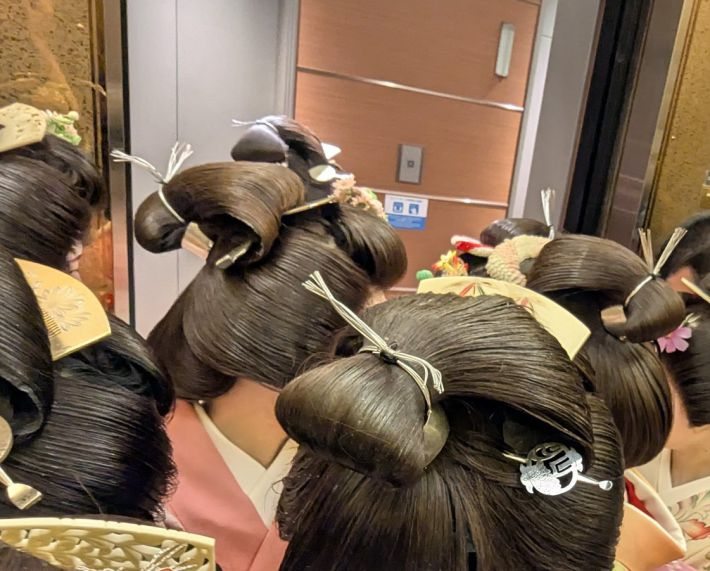 エレベーターにすしづめになる芸妓さんたち