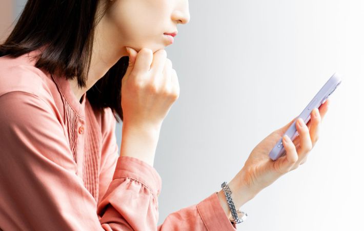 スマホを見る女性