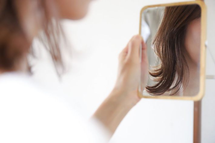 鏡を見る女性