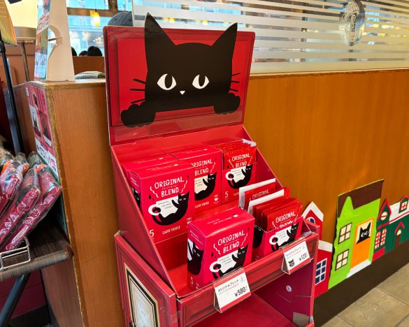 店内を見渡すと、黒ねこがデザインされた商品が目立つ