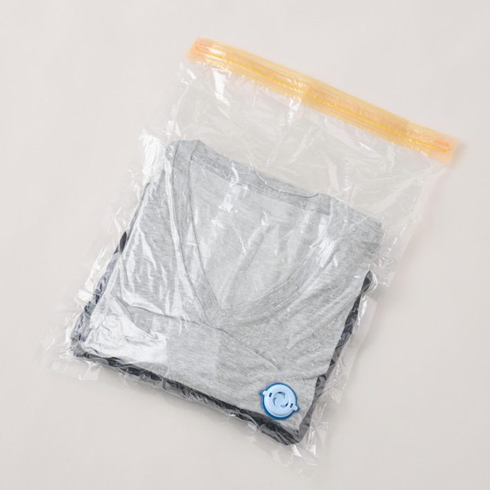 濡れたら使い物にならない洋服は圧縮ビニール袋に入れる。被災時は洗濯できるとは限らない