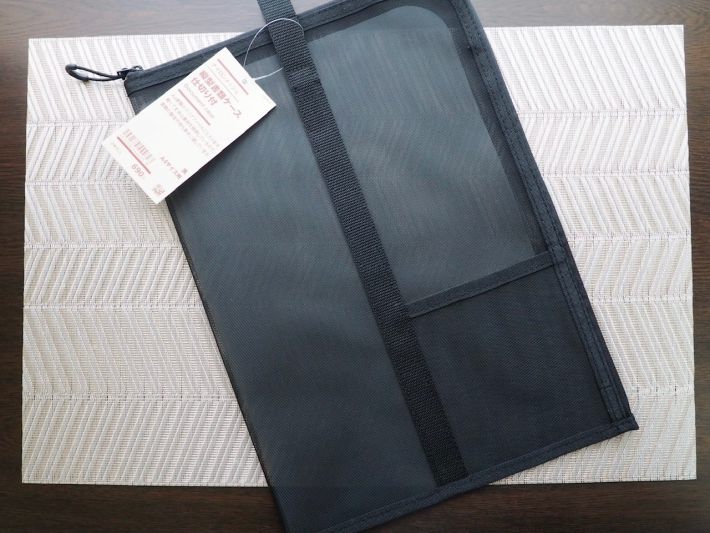 「ナイロンメッシュ 縦型書類ケース・仕切り付」690円/税込