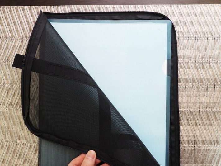 「ナイロンメッシュ 縦型書類ケース・仕切り付」690円/税込