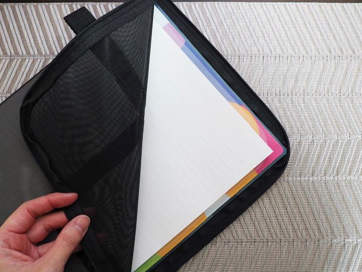 「ナイロンメッシュ 縦型書類ケース・仕切り付」690円/税込