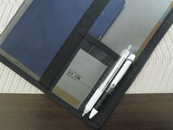 「ナイロンメッシュ 縦型書類ケース・仕切り付」690円/税込