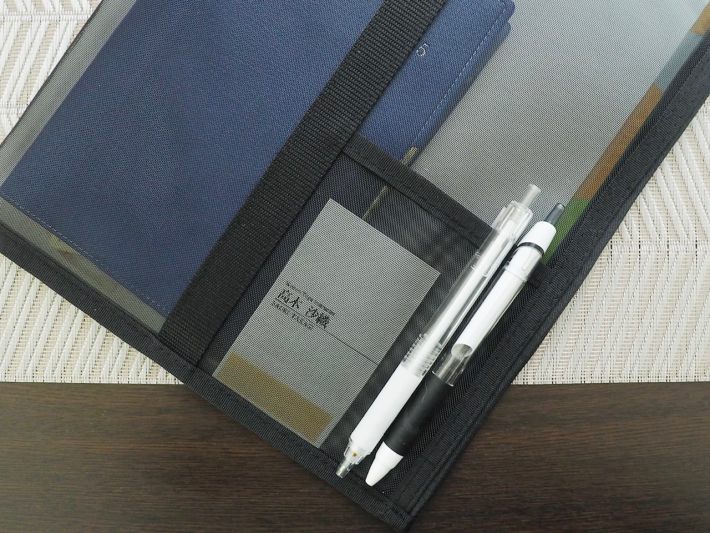 「ナイロンメッシュ 縦型書類ケース・仕切り付」690円/税込