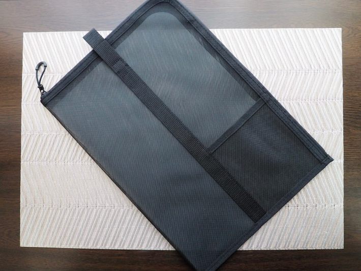 「ナイロンメッシュ 縦型書類ケース・仕切り付」690円/税込