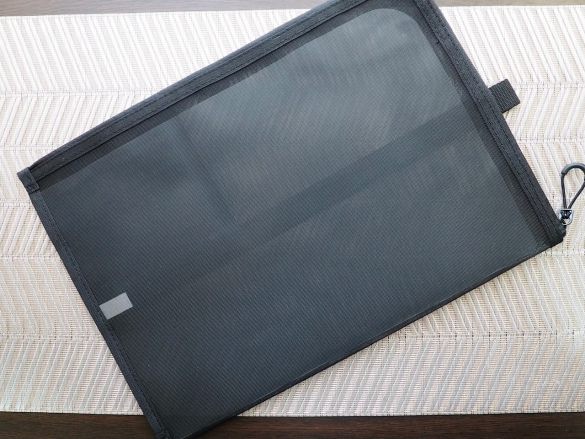 「ナイロンメッシュ 縦型書類ケース・仕切り付」690円/税込