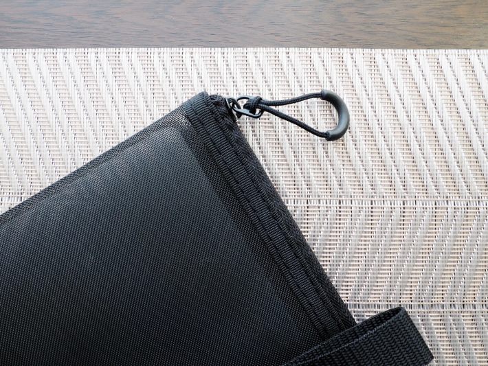 「ナイロンメッシュ 縦型書類ケース・仕切り付」690円/税込