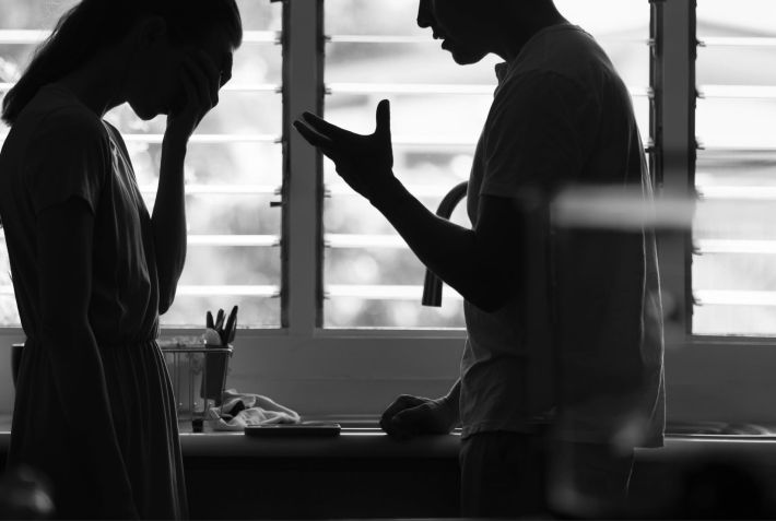 夫に叱られる妻