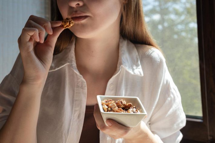 くるみを食べる女性