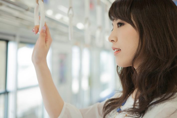 電車に乗る女性