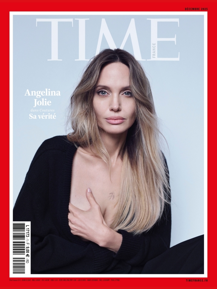 フランス版タイム誌の表紙で乳房切除術の傷痕を公開するアンジェリーナ・ジョリー