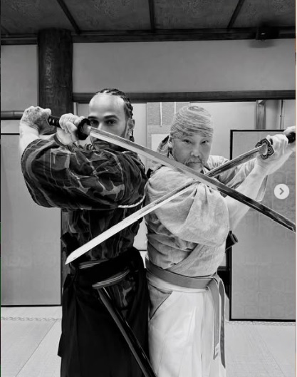 殺陣のレッスンを受けるルイス・ハミルトン