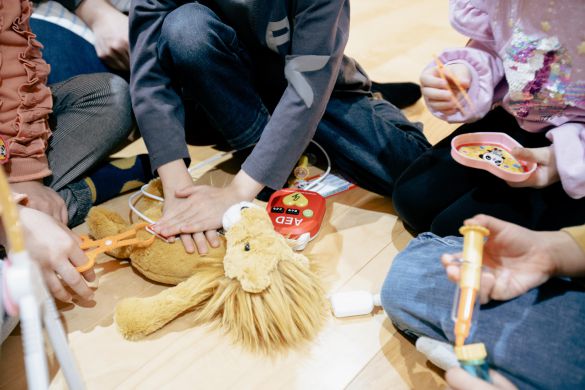 心臓マッサージをする