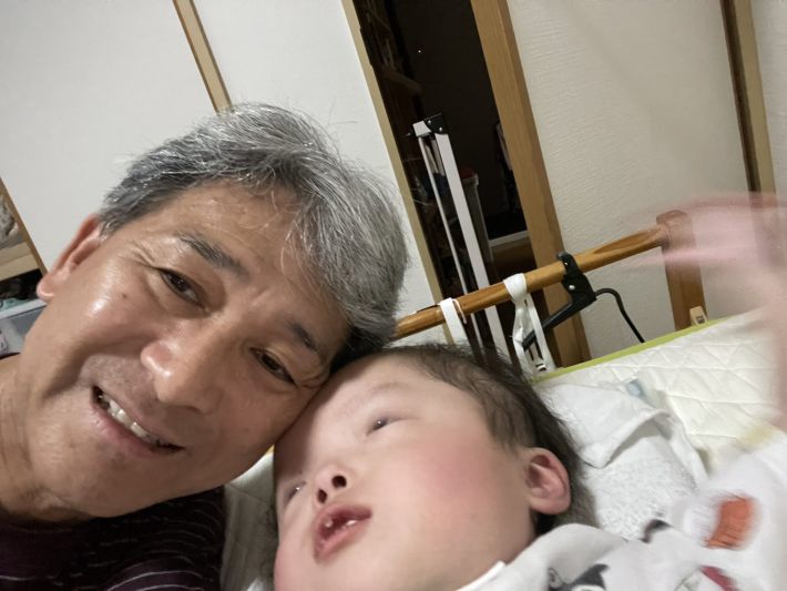 松原宏樹さんと養子の恵満ちゃん