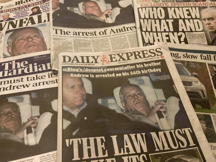 アンドルー王子の逮捕を報じる誌面