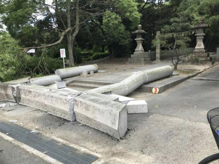 大阪北部地震では神社の鳥居が倒れた