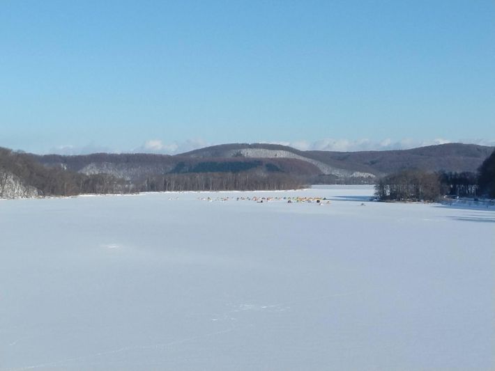 冬季はワカサギ釣り目当ての人々が集まる網走湖。写真／こだま
