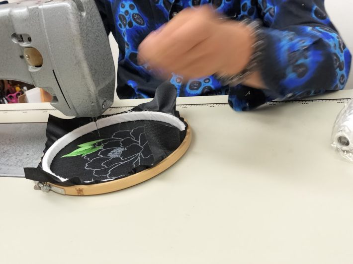 横振り刺繍の実演