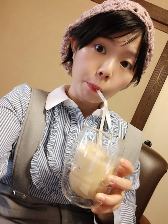 カフェでミルクブリューコーヒーを飲むわたくし
