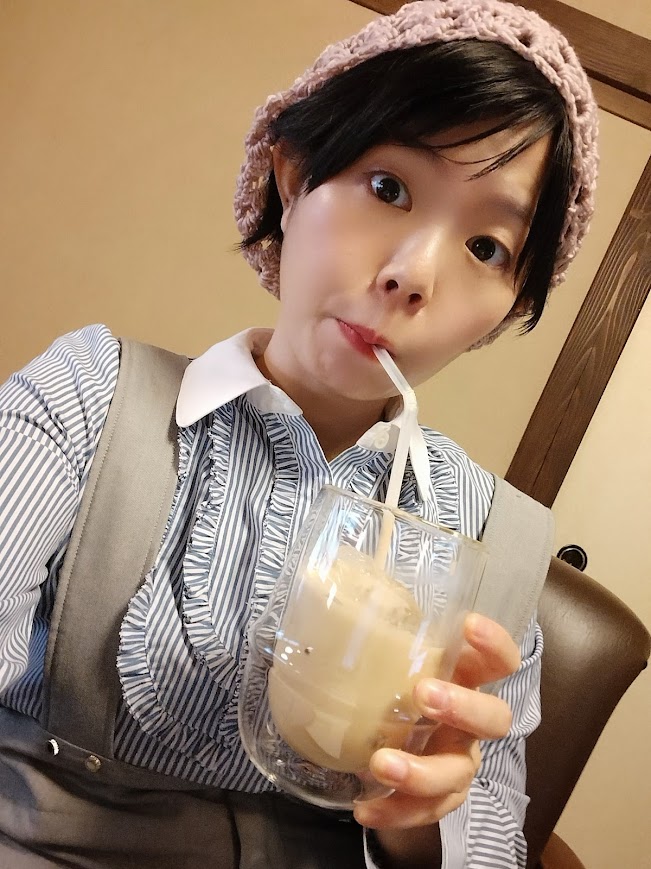 カフェでミルクブリューコーヒーを飲むわたくし