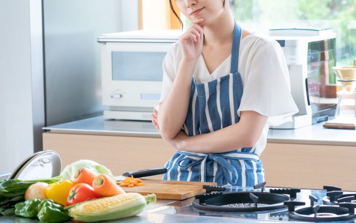 料理する女性