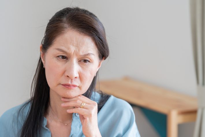 怒るシニア女性