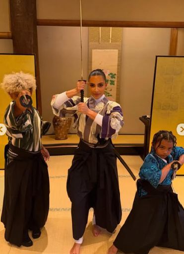 刀を構えてポーズを取るキム・カーダシアンと子供たち