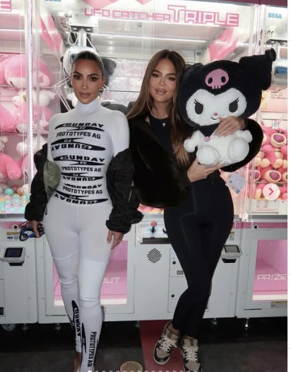 UFOキャッチャーの前でポーズを取るキム・カーダシアンと妹のクロエ