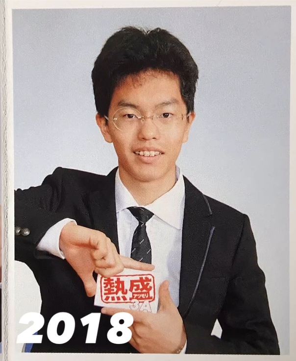 2018年、“眼鏡を掛けて制服をきっちり着こなした素朴な風貌だった15歳時の岡本さん”