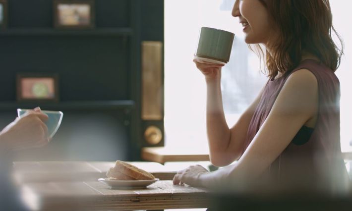 カフェの女性