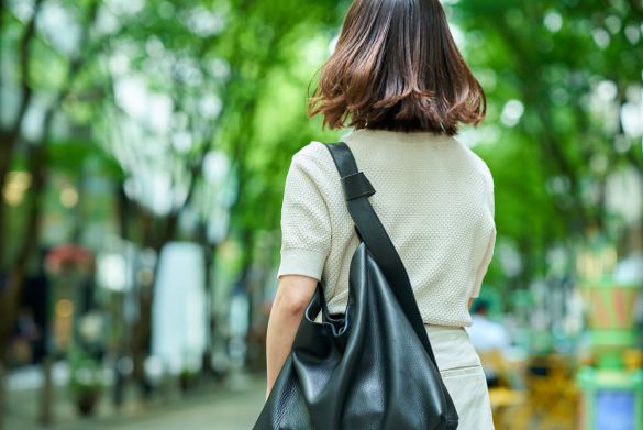 女性の後ろ姿