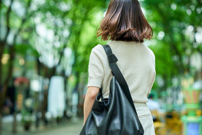 女性の後ろ姿