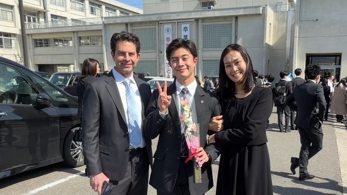 左からビルさん、カイくん、悠子さん。高校の卒業式にて