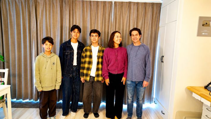 左から、三男のライアンくん、次男のコビくん、長男のカイくん、悠子さん、ビルさん