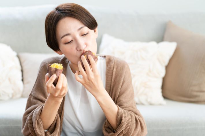 さつまいもを食べる女性