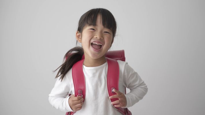 ランドセルを背負う女の子